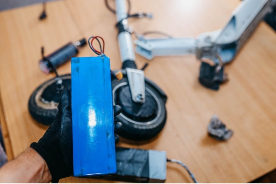 Batteriet behöver bytas på elscootern